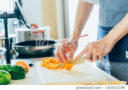 一個年輕人做飯 142031196