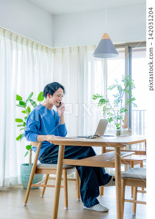 一個年輕人在做遠程辦公 142031204