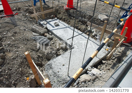 Block wall foundation (exterior construction work) Block wall foundation (exterior construction work) 142031770