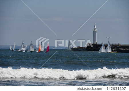 漂浮在夏季海上的遊艇 漂浮在夏季海上的遊艇 142031807