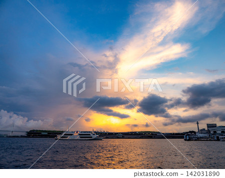 橫濱港未來的美麗日落 橫濱港未來的美麗日落 142031890