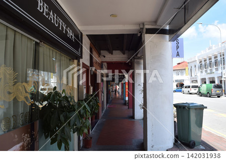 Singapore's covered walkway (Five Footway) 142031938