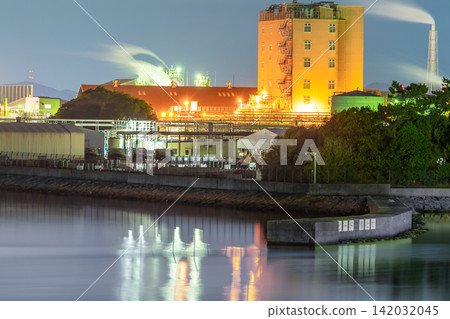 從兵庫縣播磨遊船公園看到的工廠夜景及水面倒影。 *拍攝地點已在作品註記中註明。 從兵庫縣播磨遊船公園看到的工廠夜景及水面倒影。 *拍攝地點已在作品註記中註明。 142032045