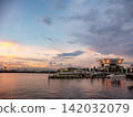 沐浴在美麗的夕陽餘暉中的橫濱港 142032079