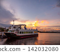 沐浴在美麗的夕陽餘暉中的橫濱港 142032080