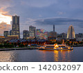 從大棧橋碼頭眺望夕陽下的港口未來。 142032097