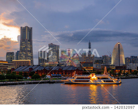 從大棧橋碼頭眺望夕陽下的港口未來。 從大棧橋碼頭眺望夕陽下的港口未來。 142032097