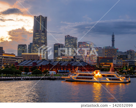 從大棧橋碼頭眺望夕陽下的港口未來。 從大棧橋碼頭眺望夕陽下的港口未來。 142032099