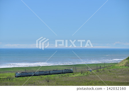 The KiHa 261 series limited express "Oozora" runs with the Pacific Ocean as a backdrop under a blue sky. The KiHa 261 series limited express "Oozora" runs with the Pacific Ocean as a backdrop under a blue sky. 142032160