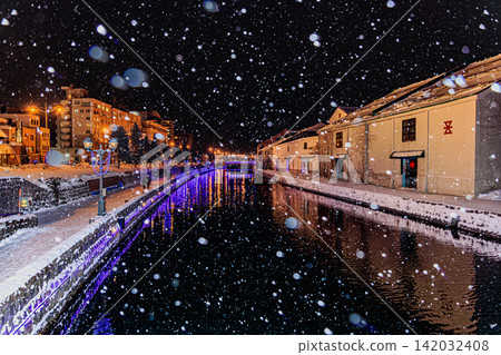 The Otaru Canal in winter offers a fantastical night view with its falling snowflakes and stone warehouses. The Otaru Canal in winter offers a fantastical night view with its falling snowflakes and stone warehouses. 142032408