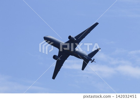 從下方角度拍攝的日本航空自衛隊KC-46空中加油機在藍天中飛行的照片。 從下方角度拍攝的日本航空自衛隊KC-46空中加油機在藍天中飛行的照片。 142032451
