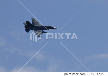 F-2 fighter jets flying in the blue sky F-2 fighter jets flying in the blue sky 142032455