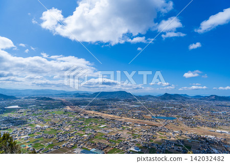 【瀨戶內海國立公園】從飯野山展望台上眺望贊岐平原和五峰的春季景色,丸龜市飯山町,香川縣(第二部) 【瀨戶內海國立公園】從飯野山展望台上眺望贊岐平原和五峰的春季景色,丸龜市飯山町,香川縣(第二部) 142032482