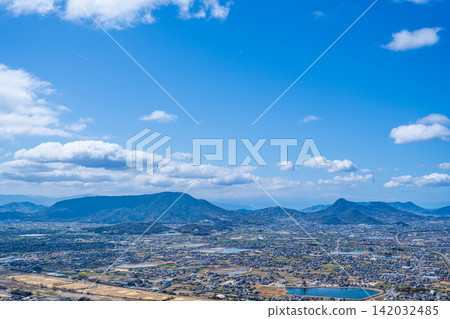 [Setonaikai National Park] Springtime views of the Sanuki Plain and the Five Peaks from the observation deck of Mt. Iino, Iiyama-cho, Marugame City, Kagawa Prefecture (Part 3) 142032485