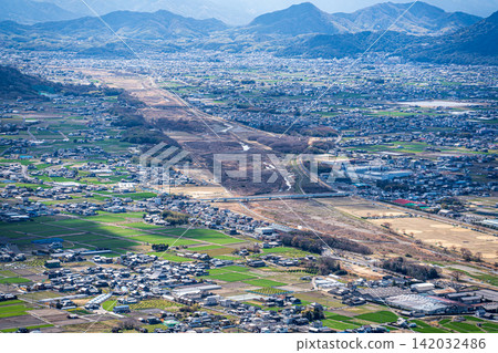 [Setonaikai National Park] Springtime views of the Sanuki Plain and the Doki River from the observation deck of Mt. Iino, Iiyama-cho, Marugame City, Kagawa Prefecture 142032486