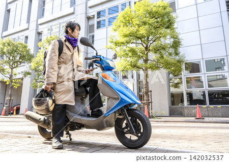 一位商人騎著摩托車在橫濱通勤 142032537