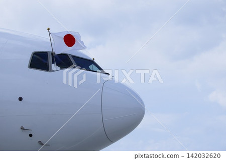 日本國旗展示在政府專機的駕駛艙內。 日本國旗展示在政府專機的駕駛艙內。 142032620