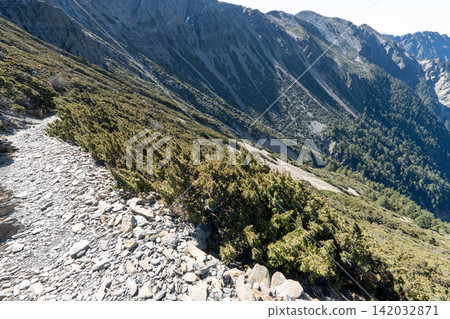 從玉山登山路線看到的風景，玉山是台灣最高峰。 142032871