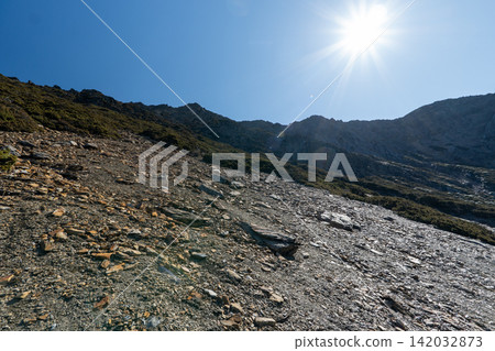 從玉山登山路線看到的風景,玉山是台灣最高峰。 從玉山登山路線看到的風景,玉山是台灣最高峰。 142032873
