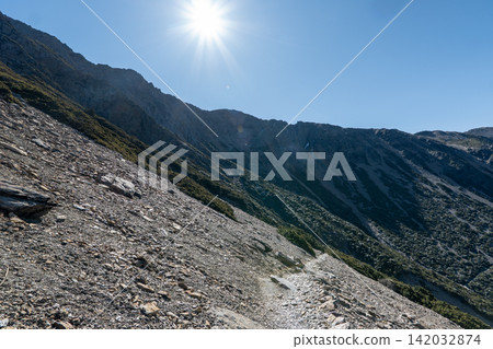 從玉山登山路線看到的風景,玉山是台灣最高峰。 從玉山登山路線看到的風景,玉山是台灣最高峰。 142032874