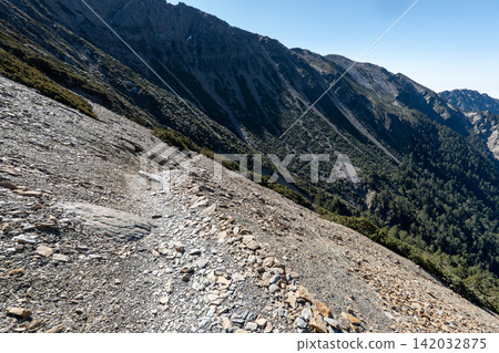 從玉山登山路線看到的風景，玉山是台灣最高峰。 142032875