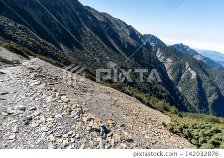 從玉山登山路線看到的風景,玉山是台灣最高峰。 從玉山登山路線看到的風景,玉山是台灣最高峰。 142032876