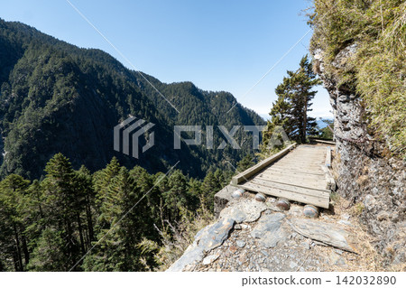 從玉山登山路線看到的風景,玉山是台灣最高峰。 從玉山登山路線看到的風景,玉山是台灣最高峰。 142032890