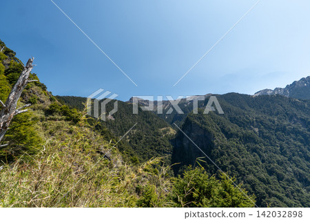 從玉山登山路線看到的風景,玉山是台灣最高峰。 從玉山登山路線看到的風景,玉山是台灣最高峰。 142032898