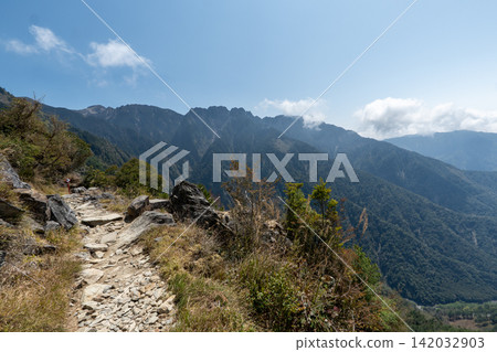 從玉山登山路線看到的風景,玉山是台灣最高峰。 從玉山登山路線看到的風景,玉山是台灣最高峰。 142032903