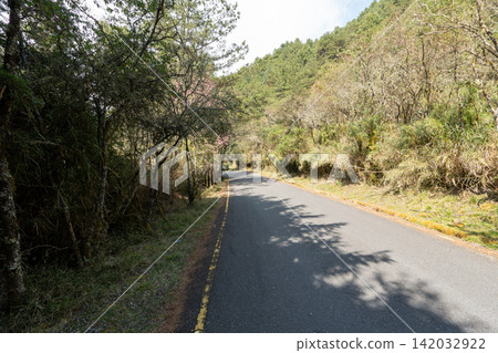 從玉山登山路線看到的風景,玉山是台灣最高峰。 從玉山登山路線看到的風景,玉山是台灣最高峰。 142032922