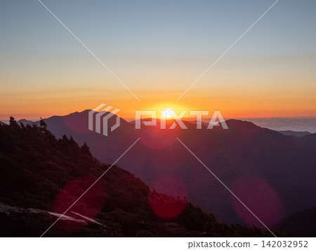 從玉山登山路線看到的風景,玉山是台灣最高峰。 從玉山登山路線看到的風景,玉山是台灣最高峰。 142032952
