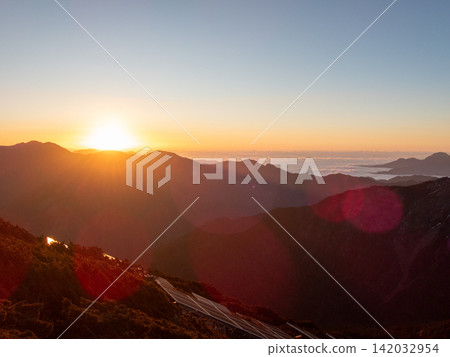 從玉山登山路線看到的風景,玉山是台灣最高峰。 從玉山登山路線看到的風景,玉山是台灣最高峰。 142032954