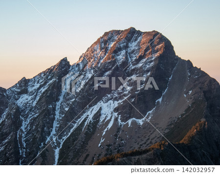 從玉山登山路線看到的風景,玉山是台灣最高峰。 從玉山登山路線看到的風景,玉山是台灣最高峰。 142032957