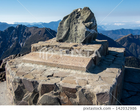 從玉山登山路線看到的風景,玉山是台灣最高峰。 從玉山登山路線看到的風景,玉山是台灣最高峰。 142032986