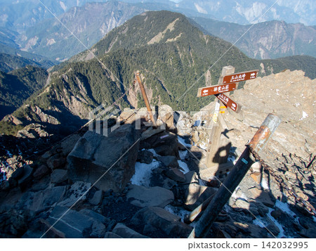 從玉山登山路線看到的風景,玉山是台灣最高峰。 從玉山登山路線看到的風景,玉山是台灣最高峰。 142032995