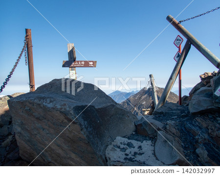 從玉山登山路線看到的風景,玉山是台灣最高峰。 從玉山登山路線看到的風景,玉山是台灣最高峰。 142032997