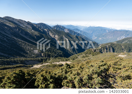 從玉山登山路線看到的風景，玉山是台灣最高峰。 142033001
