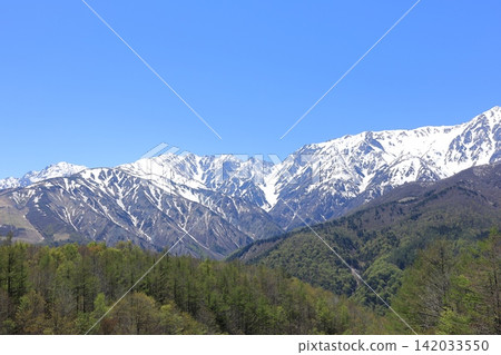 從長野縣白馬村的白馬山度假村可以欣賞到北阿爾卑斯山的景色。 從長野縣白馬村的白馬山度假村可以欣賞到北阿爾卑斯山的景色。 142033550