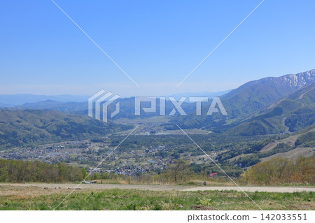 從位於長野縣白馬村的白馬山度假村眺望白馬村。 從位於長野縣白馬村的白馬山度假村眺望白馬村。 142033551