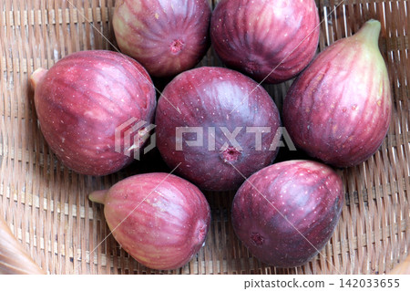 盛在濾鍋裡的紅洋蔥 盛在濾鍋裡的紅洋蔥 142033655