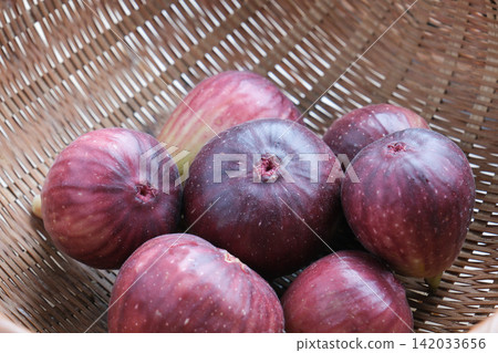 Red apples served in a basket Red apples served in a basket 142033656