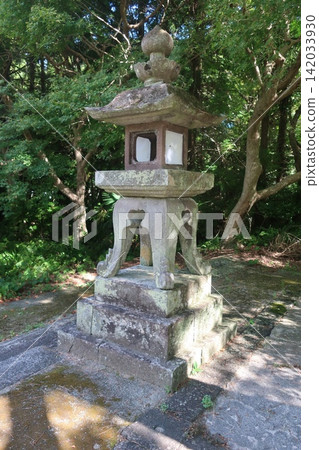 Landscape with stone lanterns Landscape with stone lanterns 142033930