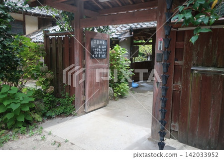 old building entrance old building entrance 142033952