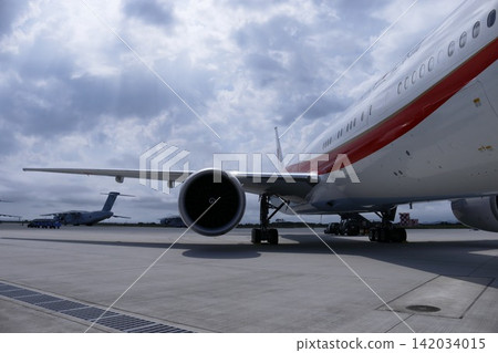 停機坪上等待的政府飛機的引擎和機翼特寫。 停機坪上等待的政府飛機的引擎和機翼特寫。 142034015