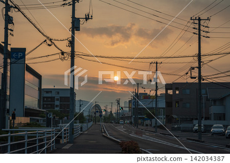 日本岡山縣岡山市美麗的夏日日出 日本岡山縣岡山市美麗的夏日日出 142034387