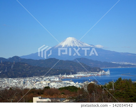 日本平是日本國內外遊客喜愛的著名旅遊勝地,也是世界遺產。從日本平可以看到日本最高峰富士山。 日本平是日本國內外遊客喜愛的著名旅遊勝地,也是世界遺產。從日本平可以看到日本最高峰富士山。 142034542