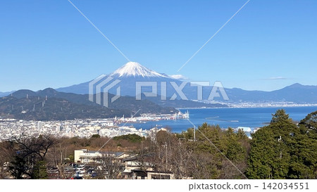 It is a famous tourist spot for both Japanese and foreigners, and is also a World Heritage Site. You can see Mount Fuji, the highest mountain in Japan, from Nihon-daira. It is a famous tourist spot for both Japanese and foreigners, and is also a World Heritage Site. You can see Mount Fuji, the highest mountain in Japan, from Nihon-daira. 142034551