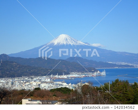 It is a famous tourist spot for both Japanese and foreigners, and is also a World Heritage Site. You can see Mount Fuji, the highest mountain in Japan, from Nihon-daira. It is a famous tourist spot for both Japanese and foreigners, and is also a World Heritage Site. You can see Mount Fuji, the highest mountain in Japan, from Nihon-daira. 142034562