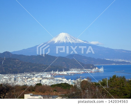 It is a famous tourist spot for both Japanese and foreigners, and is also a World Heritage Site. You can see Mount Fuji, the highest mountain in Japan, from Nihon-daira. It is a famous tourist spot for both Japanese and foreigners, and is also a World Heritage Site. You can see Mount Fuji, the highest mountain in Japan, from Nihon-daira. 142034563