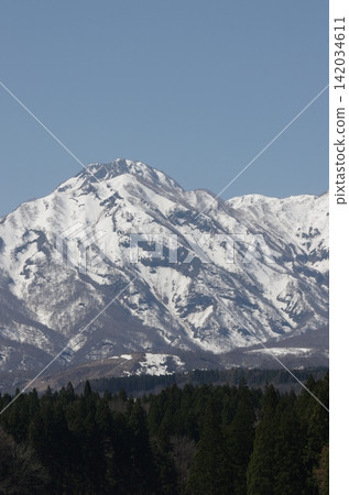 Mount Myoko, snow formation: leaping horse, vertical orientation Mount Myoko, snow formation: leaping horse, vertical orientation 142034611